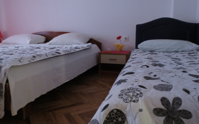 More 1/4 Apartments
