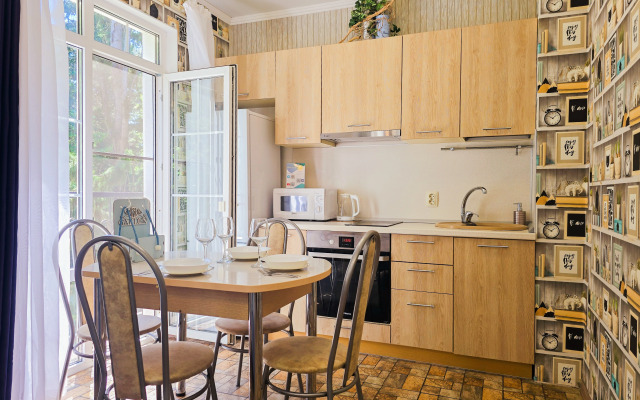 Studiya na tikhoy ulitse s krasivym fontanom vo dvore Flat