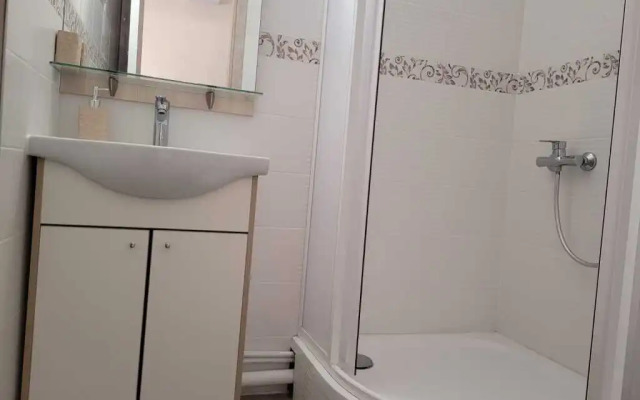 Ryadom s metro Strogino s sobstvennym sanuzlom Apartment