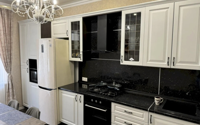 145 S Balkonom I Vitrazhnym Ostekleniem Flat