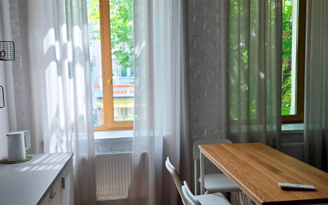 Novye S Vysokimi Oknami Na Peshekhodnoy Ulitse Apartments