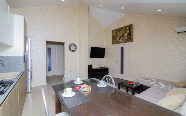 Апартаменты Трехкомнатная квартира на ул. Колхозной 112