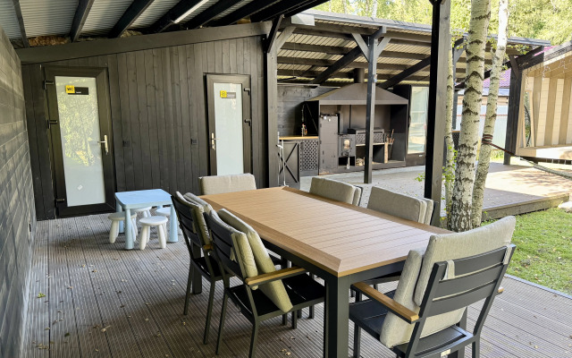 Частный Дом с Верандой в Лесу