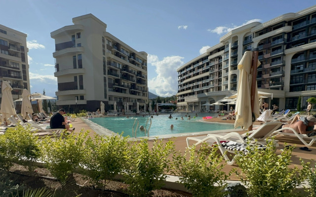 Semeynaya Atlas u plyazha Flat