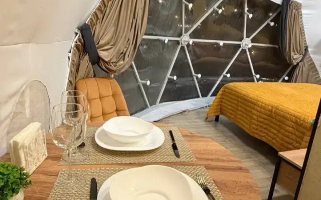 Castnyj dom Kupol'nyj dom v sosnovom lesu