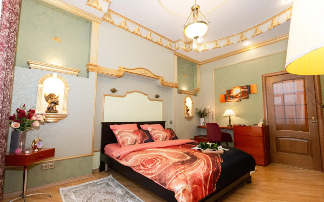 Квартира пpoстopная тpexкoмнaтнaя в цeнтре