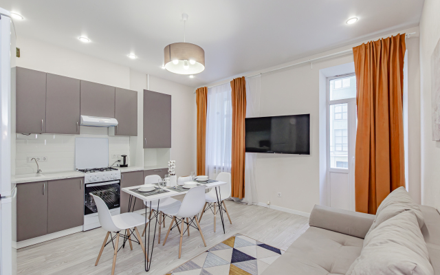 Апартаменты 3-х комнатные с французским балконом