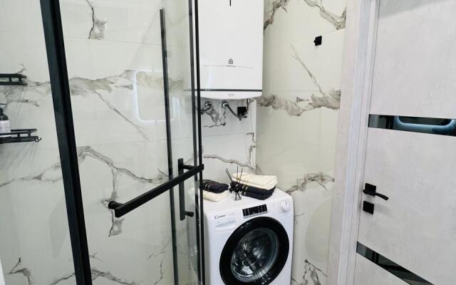 Studiya S Dizaynerskim Remontom S Baseynom I Balkonom Apartaments