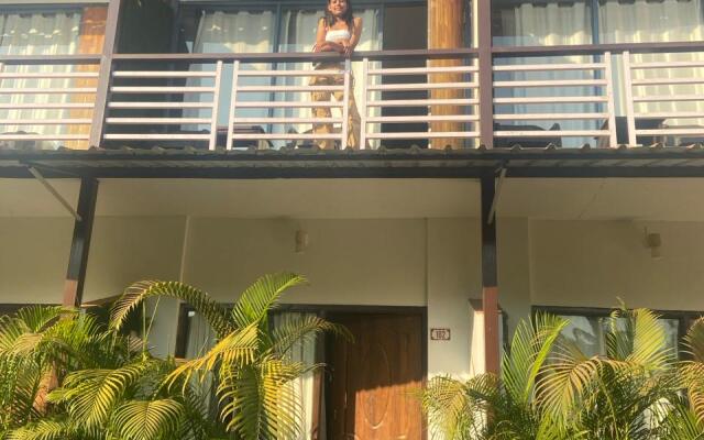 Hotel YogiTree beach Resort & Cafe