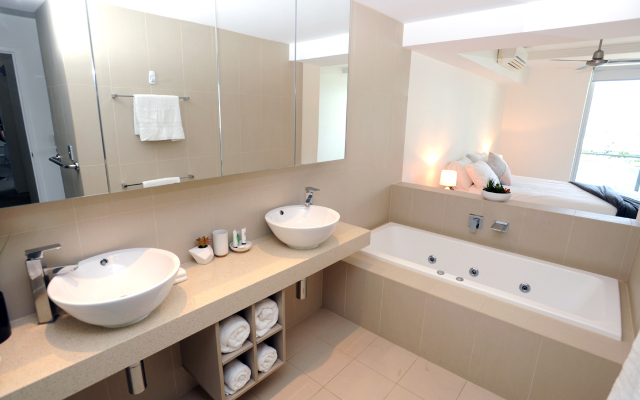 Surfers Paradise Three Bedroom With Pool and Spa Access