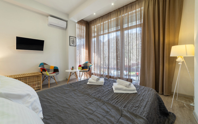 Studiya s vitrazhnymi oknami s vidom na les i gory Flat