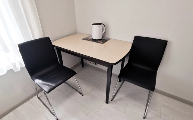 Na Vokzalnoy Ulitse 3-83 Flat