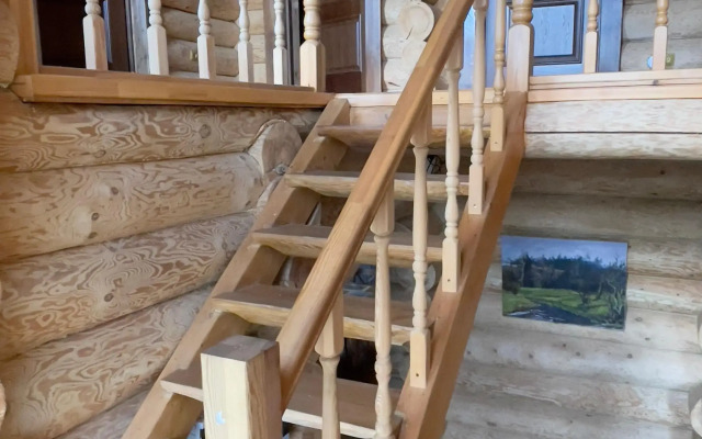 Uyutny dom v lesu u reki Private house
