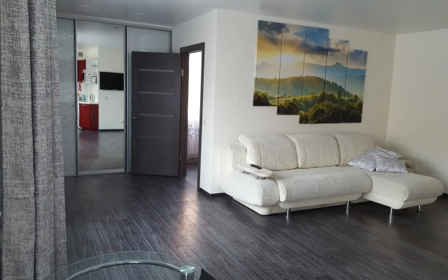 Квартира двухкомнатная на проспекте 100-летия Владивостока 46