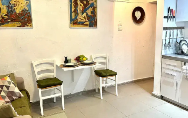 Vintazhnye S Odnoy Spalney I S Bolshim Patio Apartments