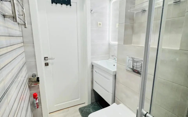 Chetyryokhmestnaya studiya s balkonom i basseynom na territorii Apartments