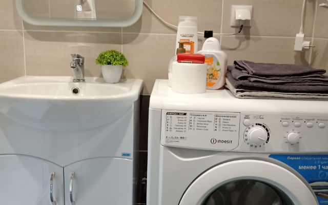 Квартира с панорамными окнами с видом на озеро