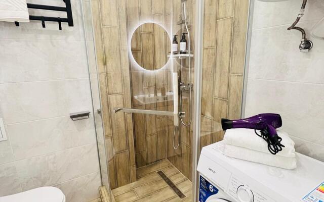3 mestnye s balkonom i basseynom Apartments