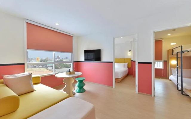 Отель The Grass Serviced Suites