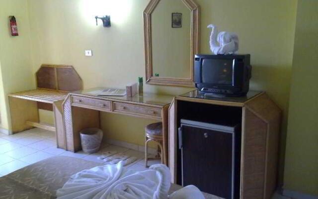 Gaddis Hotel, Suites and Apartments