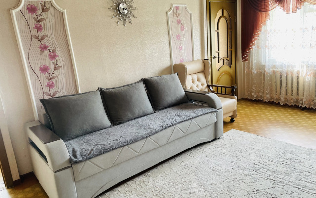 Квартира Трехкомнатная на Угольщиков, 28