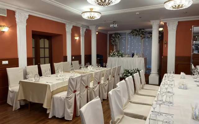 Albert Hotel - Hotel and restaurant complex 