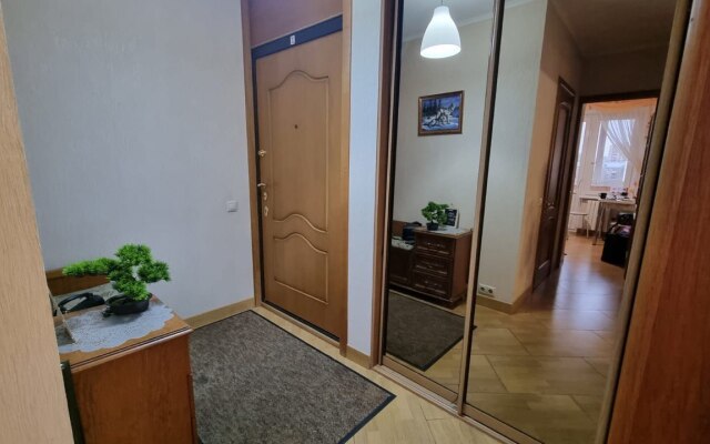 U Metro Nagornaya 2 room prostornye Apartments