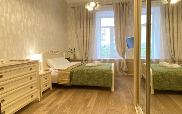 Trekhkomantnaya kvartira u letnego sada v Mozaichnom dvore Flat