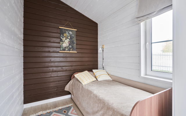 Частный дом с панорамными окнами у озера