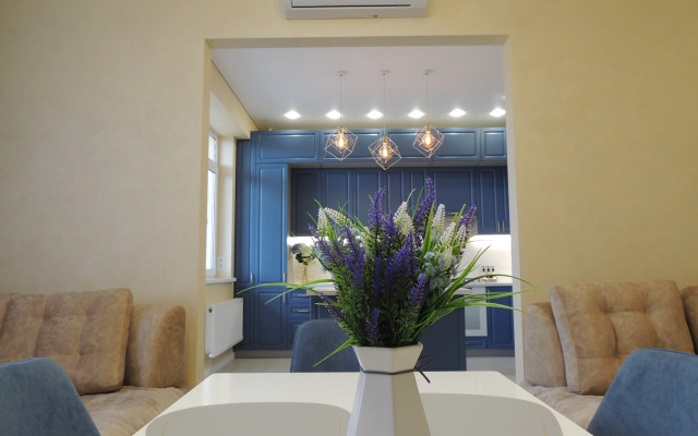 Umnaya S Alisoy Na Tsvetnike Flat