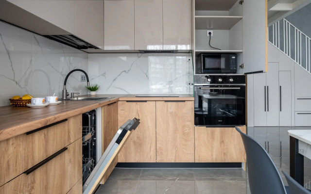 Dvukhurovnevaya S Panoramnymi Oknami Flat