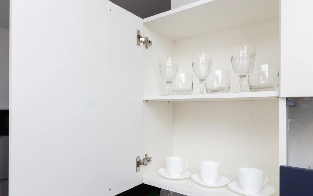 Yarkaya studiya ryadom s naberezhnoj i kondicionerom Flat