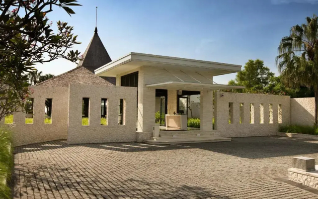 Отель The Royal Santrian