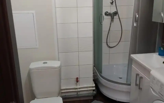 Na 3 chelovek v Strizhakh s balkonom Flat