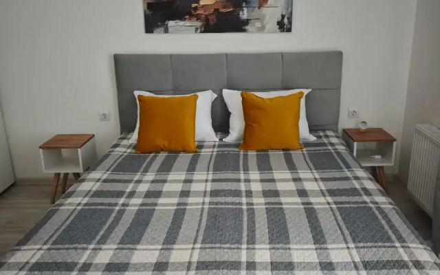 Квартира Романтическая студия в новом доме с лоджией