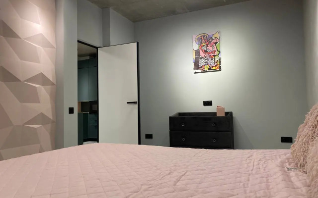 Апартаменты Пикассо - индустриальный шик с яркими акцентами