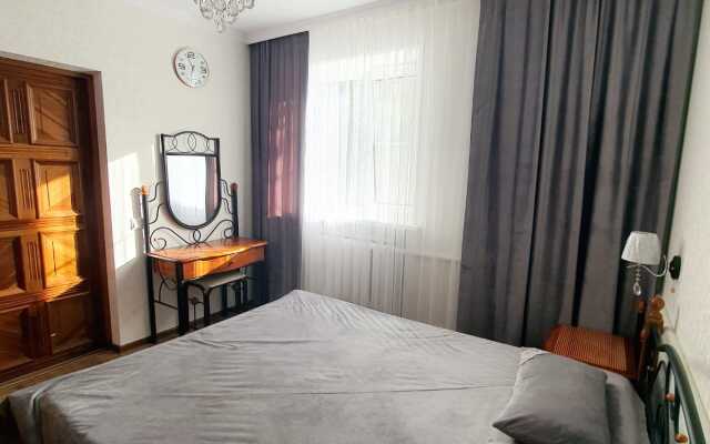 V Samom Tsentre Goroda Flat