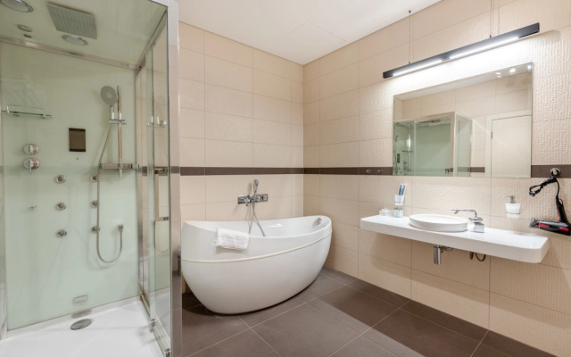 Rockmond 48 Junior Suite 12