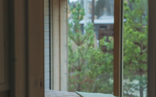 Частный дом с баней бочкой у воды и леса