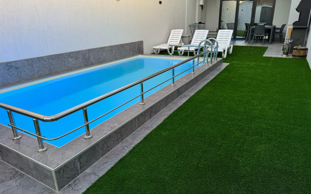 Гостевой дом Дом с бассейном на берегу