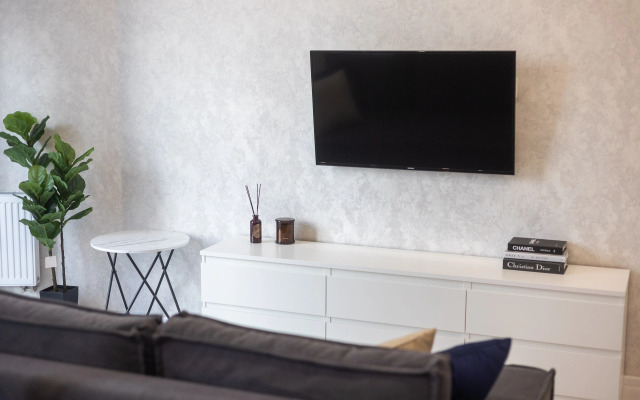Black & White V Elitnom Zakrytom ZHK Komfort Park Apartments