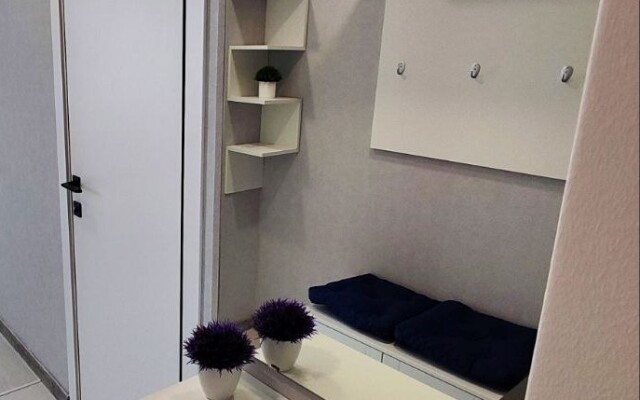 Sovremennaya Komfortnaya Studiya v Svetlykh Tonakh Flat