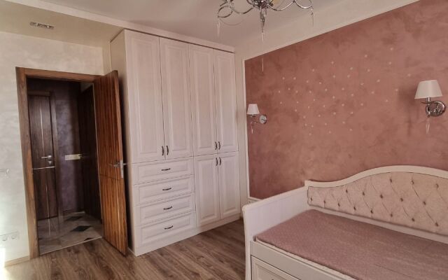 Квартира Трехкомнатная у Набережной Грина