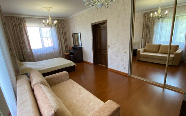 V Kedrovoy Rosche Guest House