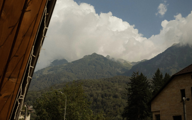 Частный дом Экосказка с видом на горы