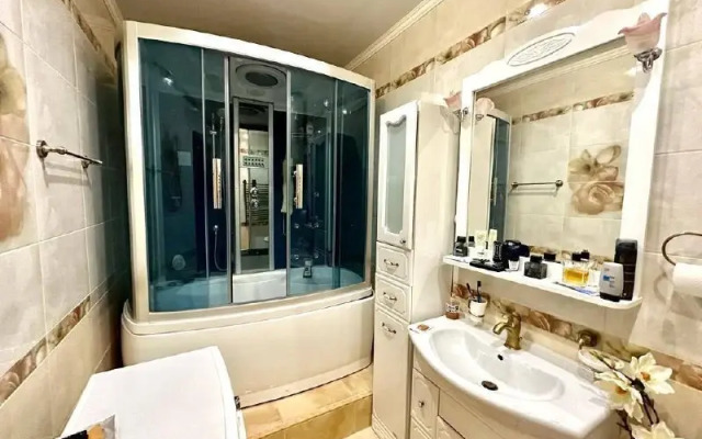 Ryadom S Chashey Flat