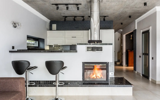 Частный дом cтильный уютный с камином на берегу реки