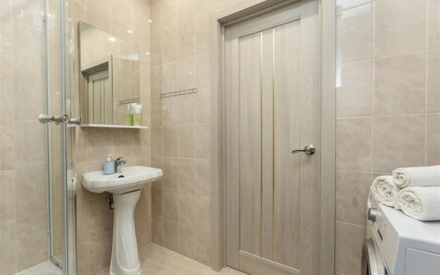 Odnokomnatnyye apartamenty dlya razmeshcheniya do chetyrekh chelovek v novom zhilom komplekse Kristall Apartments