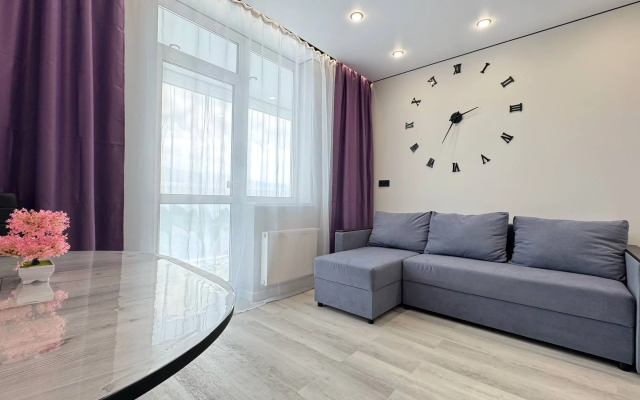 Sovremennaya Dvukhkomnatnaya s Panoramnym Balkonom Flat