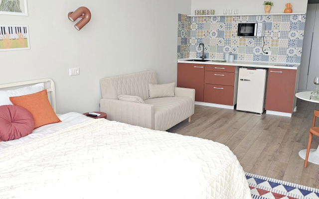Sovremennaya studiya s vidom na les Flat